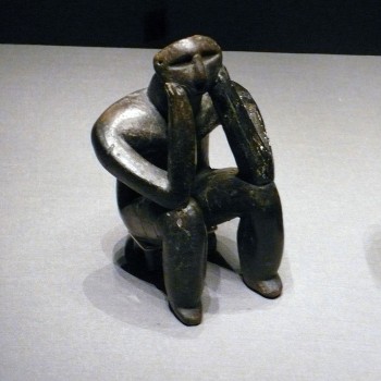 Figure 3: The male figure known as “The Thinker” made by the Hamandjia Culture (also spelt Hamangia) who flourished around the Black Sea Lake during the Neolithic. By 三猎 - Own work, CC BY-SA 4.0, https://commons.wikimedia.org/w/index.php?curid=47577583